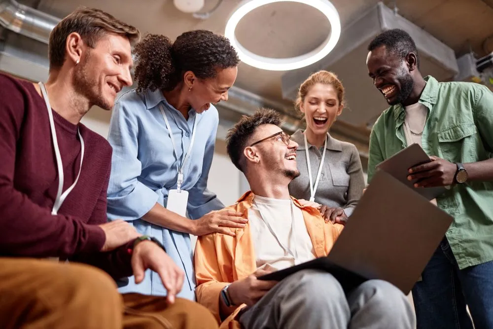 Des jeunes start-uppers discutent