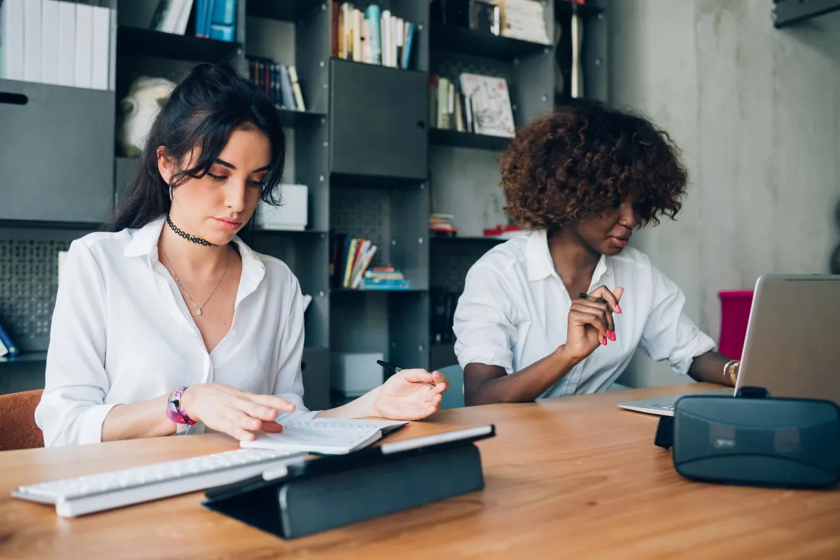 Deux traducteurs en plein travail