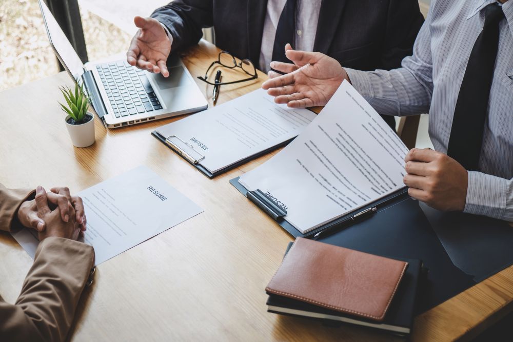 Deux responsables consultent des documents