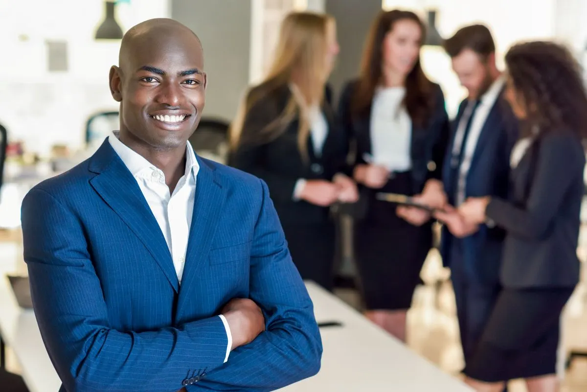 Un consultant souriant et son équipe