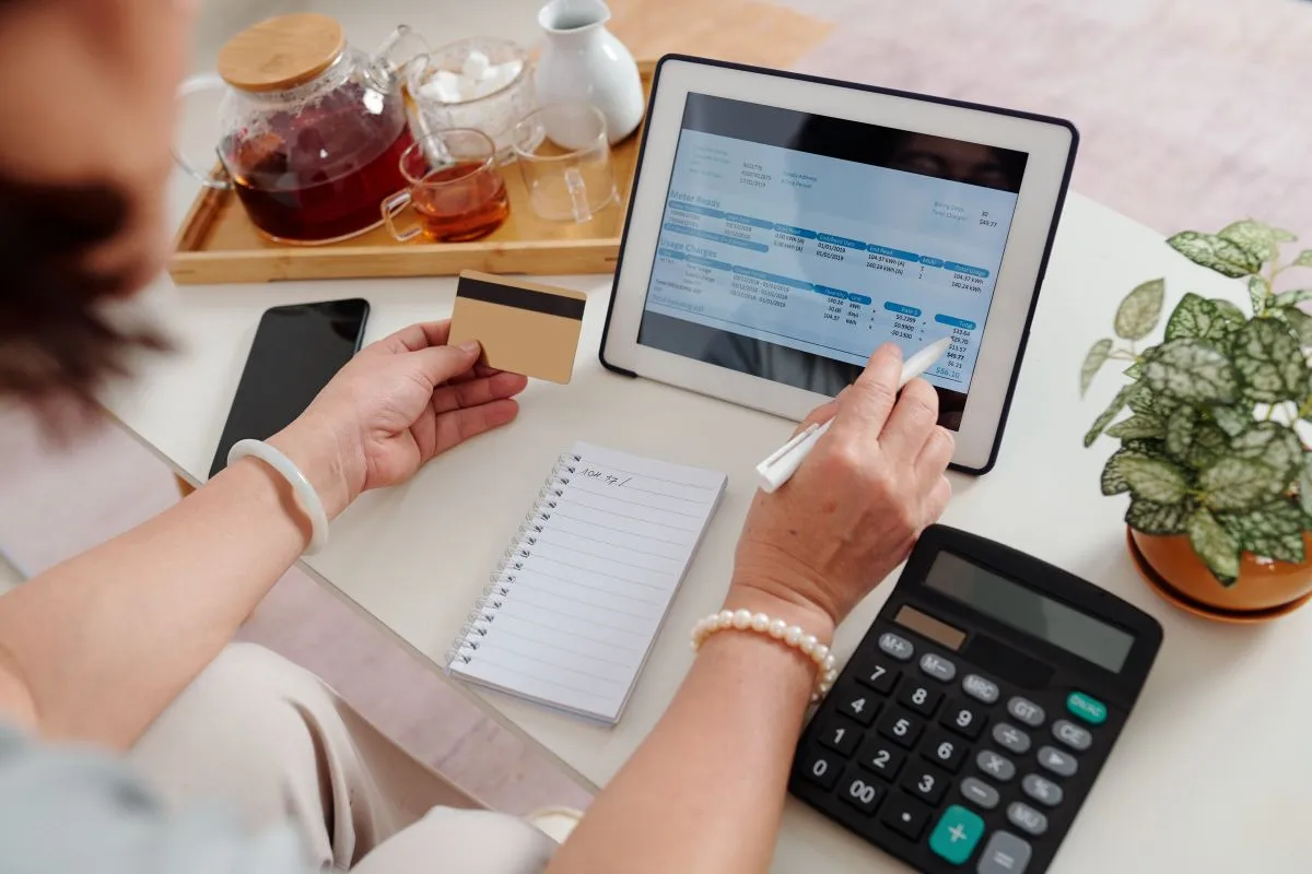 Femme payant des factures avec une tablette