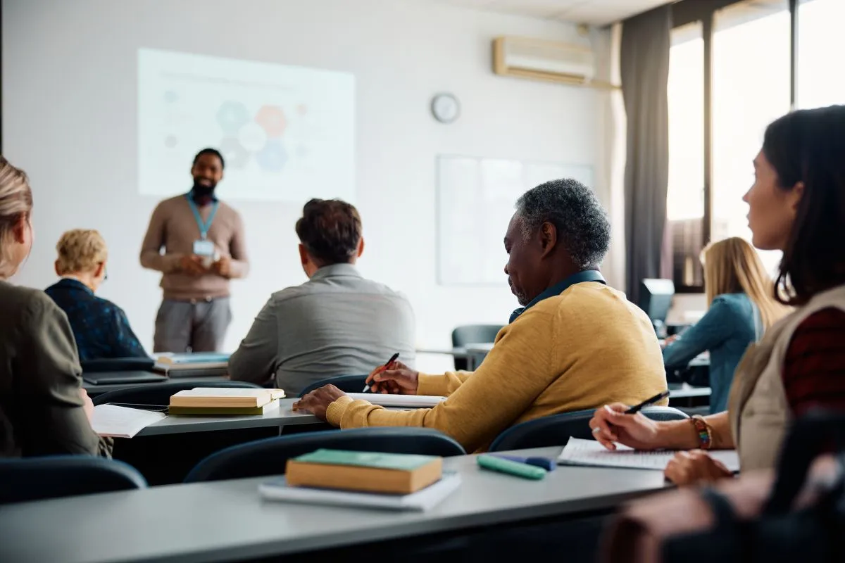 Une formation pour adultes dans une salle de conférence