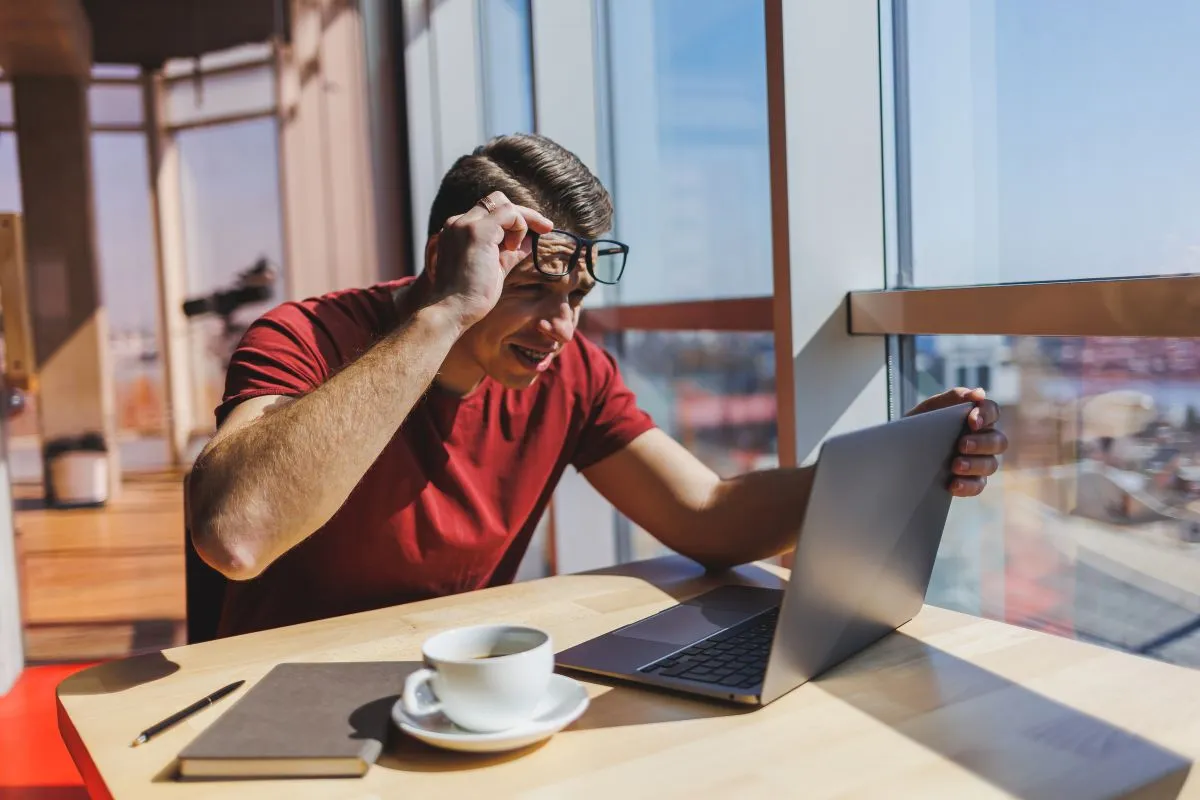 Un freelance regarde l'écran de son ordinateur