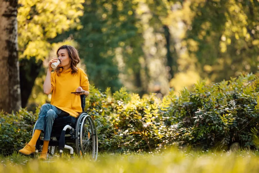 Une femme en fauteuil roulant dans un parc