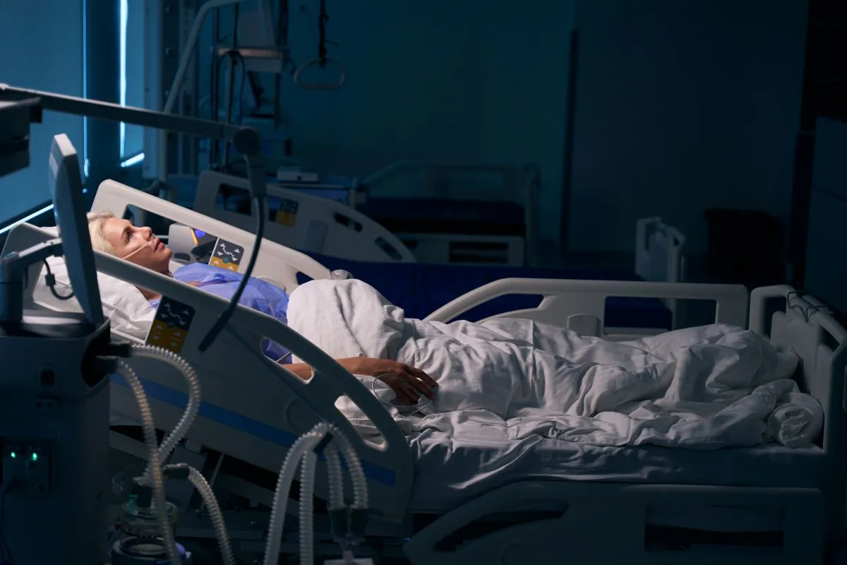 Une femme sur son lit d'hôpital