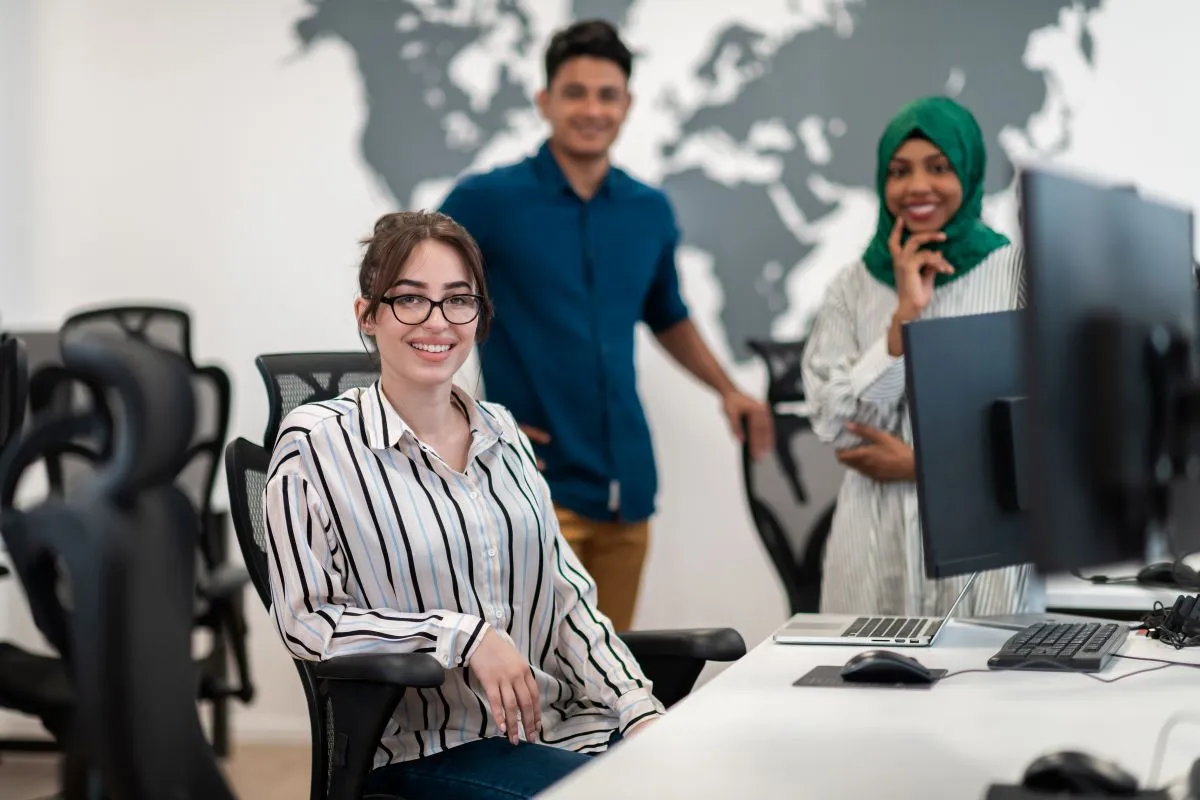 Une équipe internationale dans un bureau