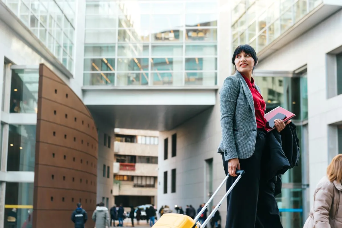 Une femme avec sa valise