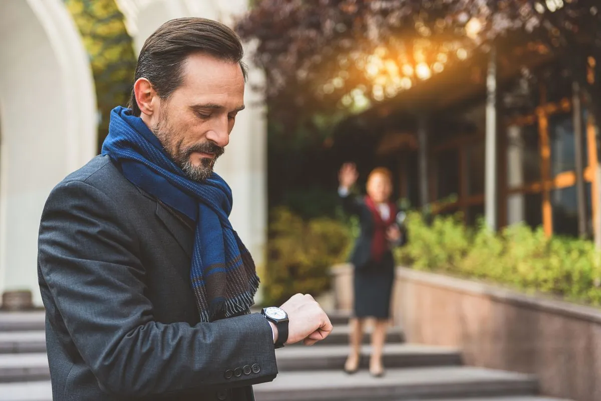 Un freelance regarde sa montre