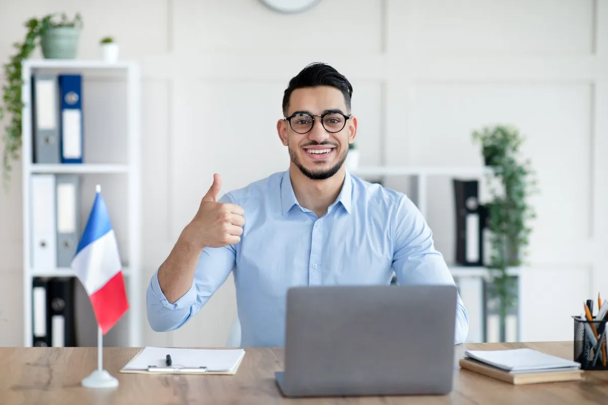 Un freelance dans un bureau à coté d'un drapeau français