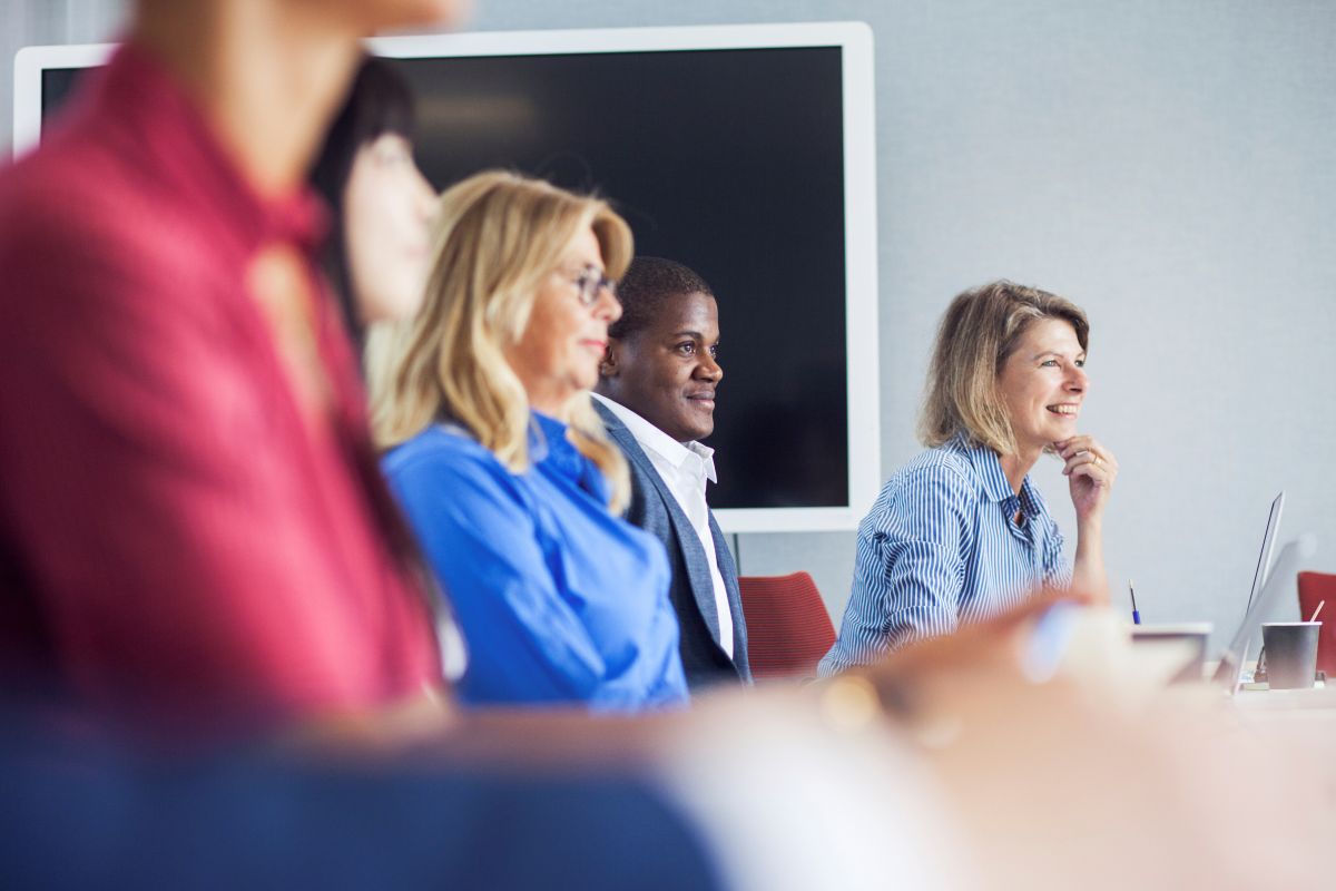 Un public engagé qui écoute attentivement une présentation