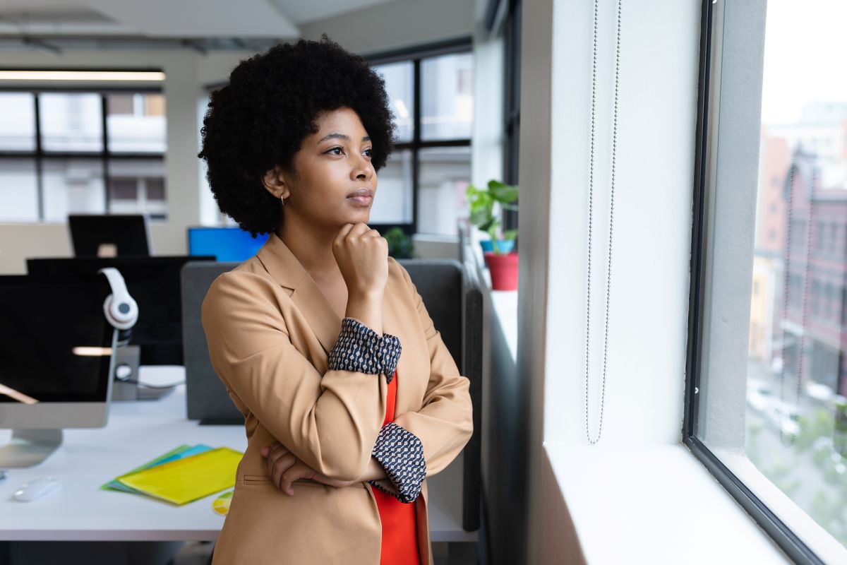 Femme d'affaires travaillant dans un bureau de création