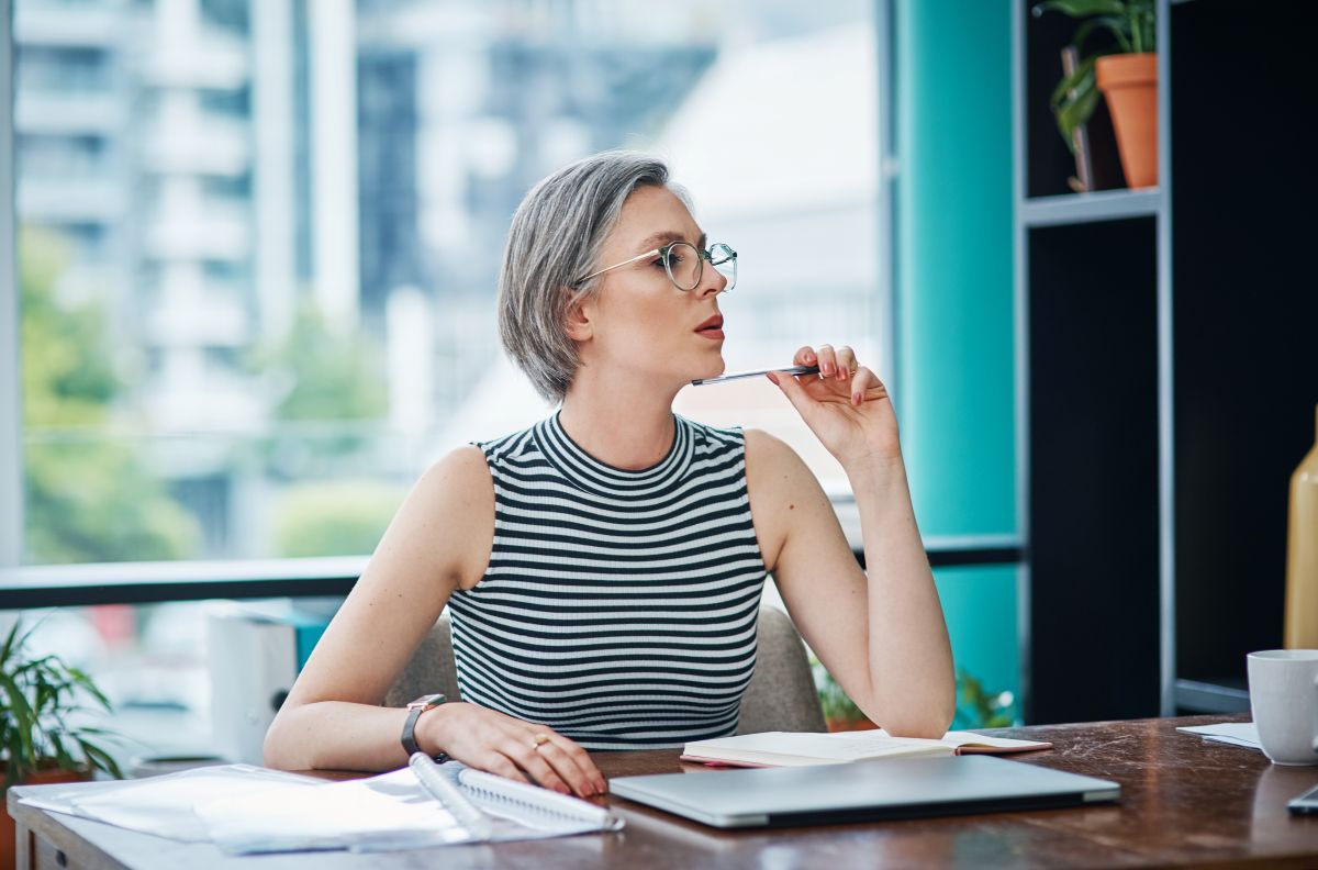 Une entrepreneuse pensive