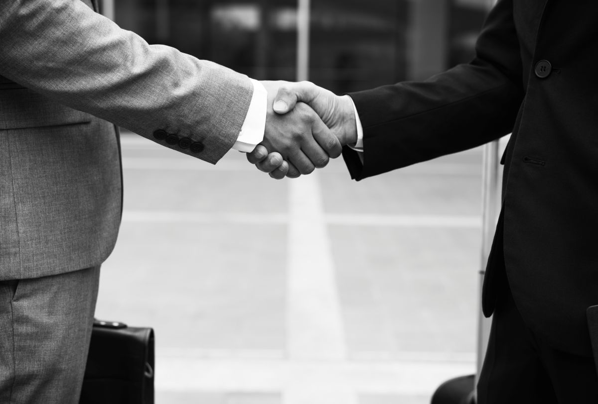 Deux personne se serrent la main