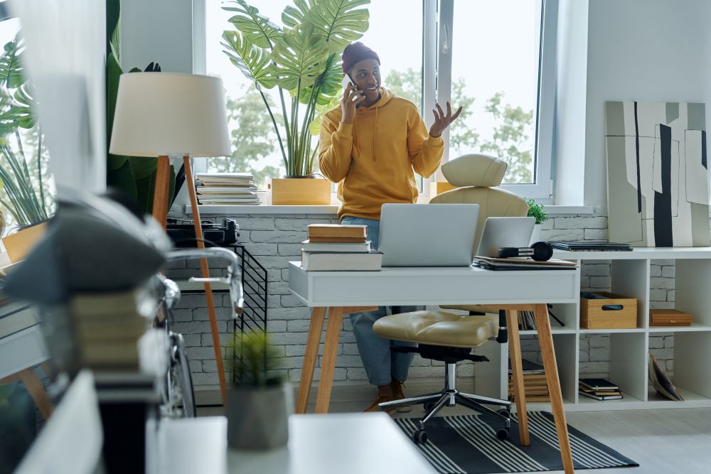 Une freelance seul dans son bureau au téléphone