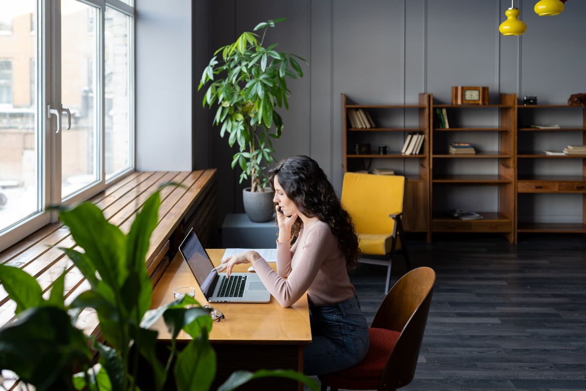 Une freelance travaille sur son PC