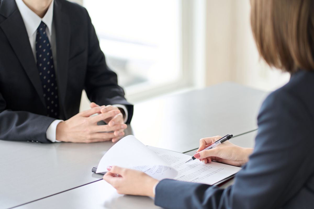 Mains d'une femme menant un entretien d'affaires