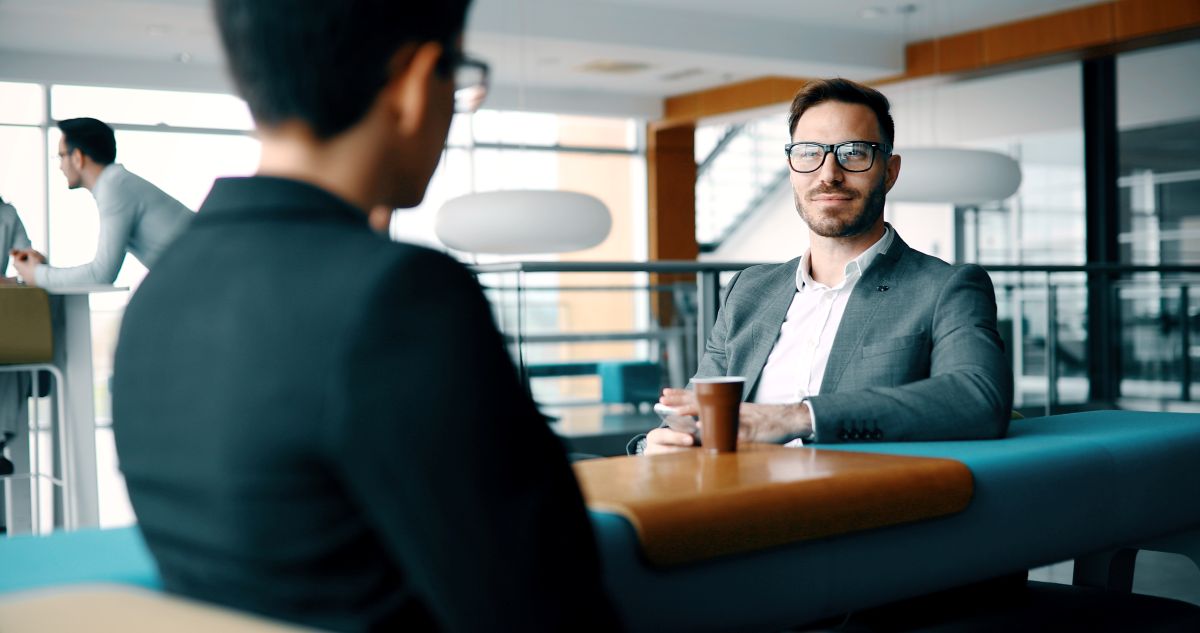 Collègues de travail discutant pendant la pause-café