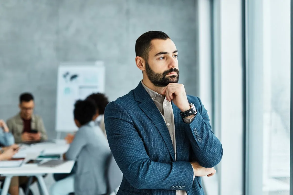 Un homme pensif dans un bureau