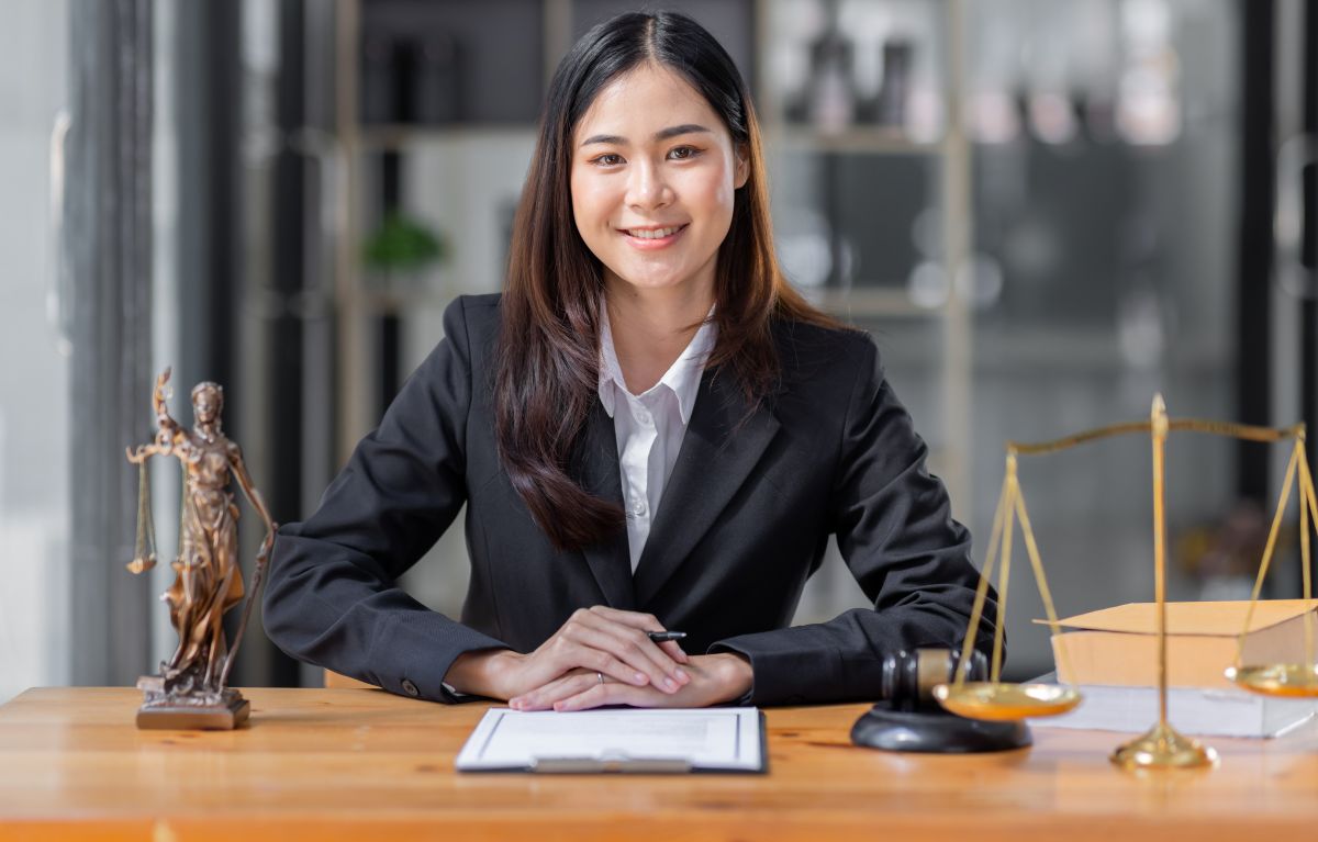 Une femme souriante devant son bureau