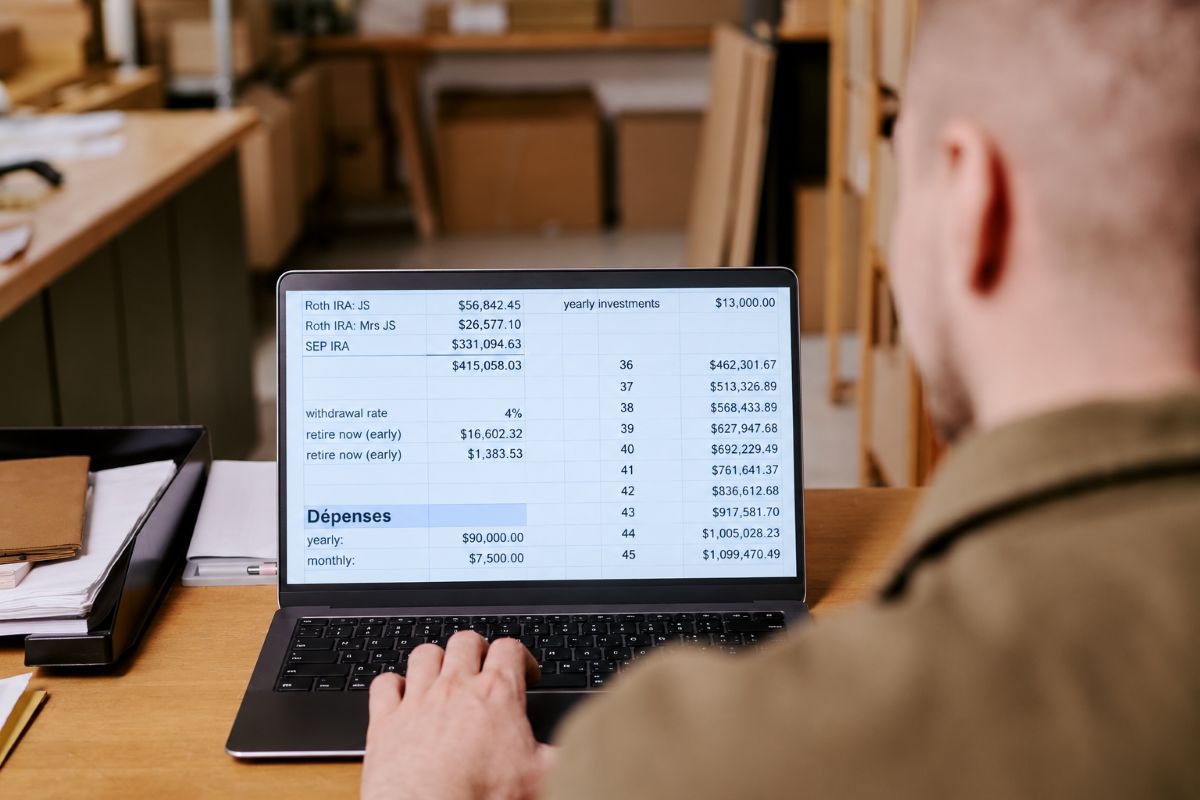 Un homme regarde ses dépenses sur son ordinateur portable