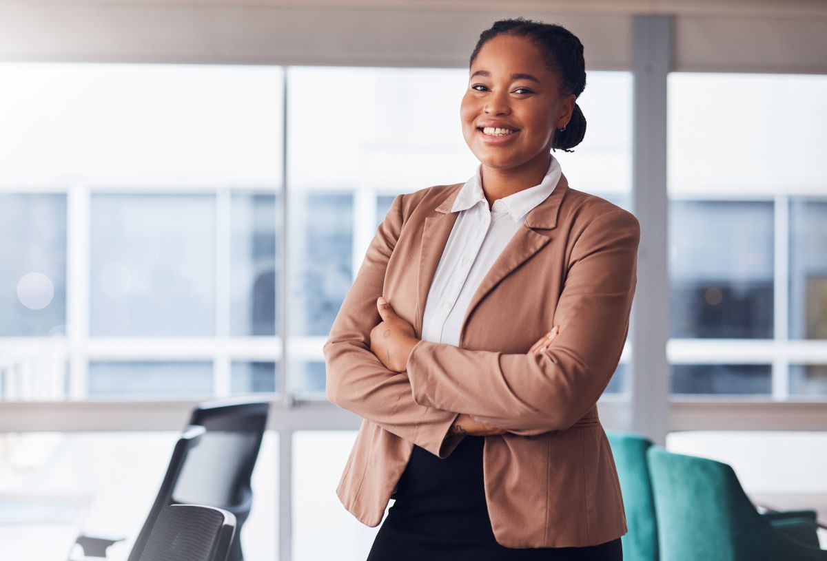 Une manageuse de transition souriante dans son cabinet