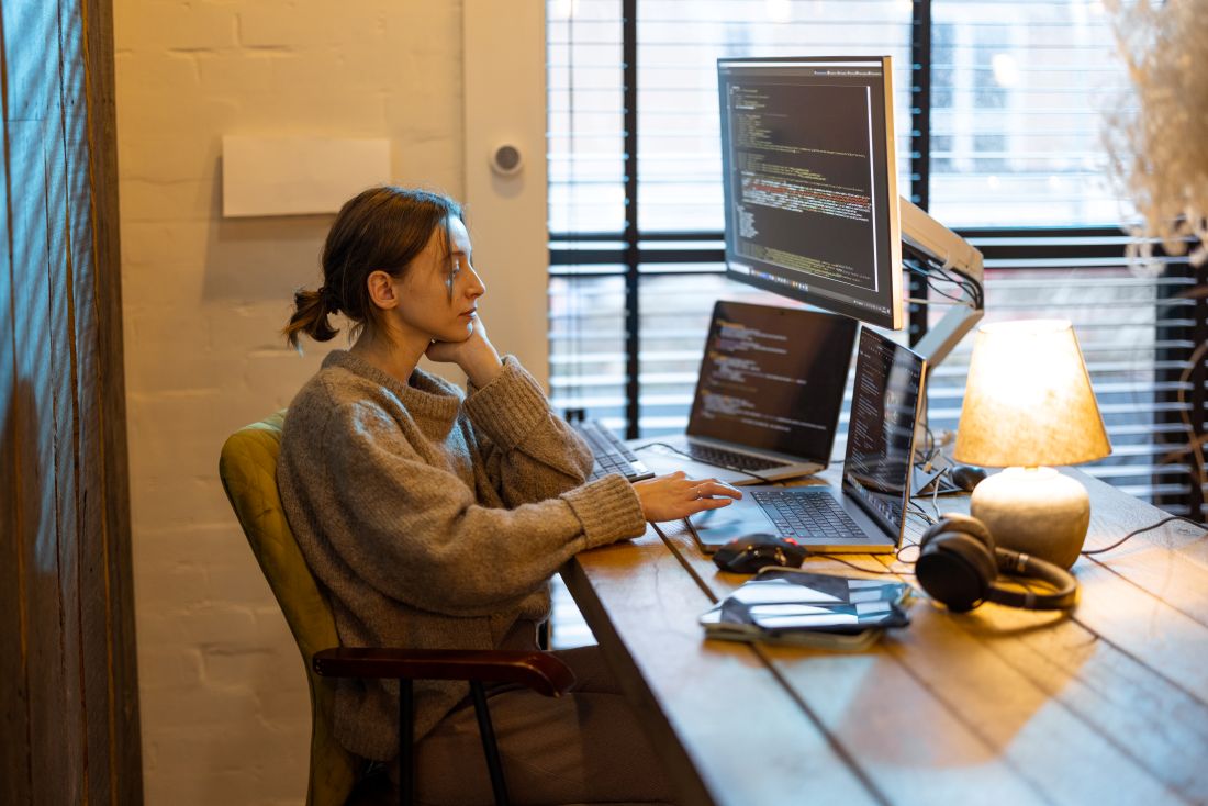 Une développeuse web en plein travail