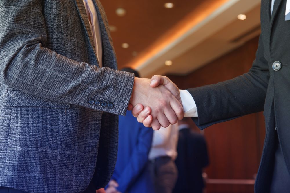 Deux hommes se serrent la main