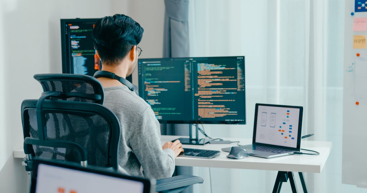 Un développeur web en plein travail