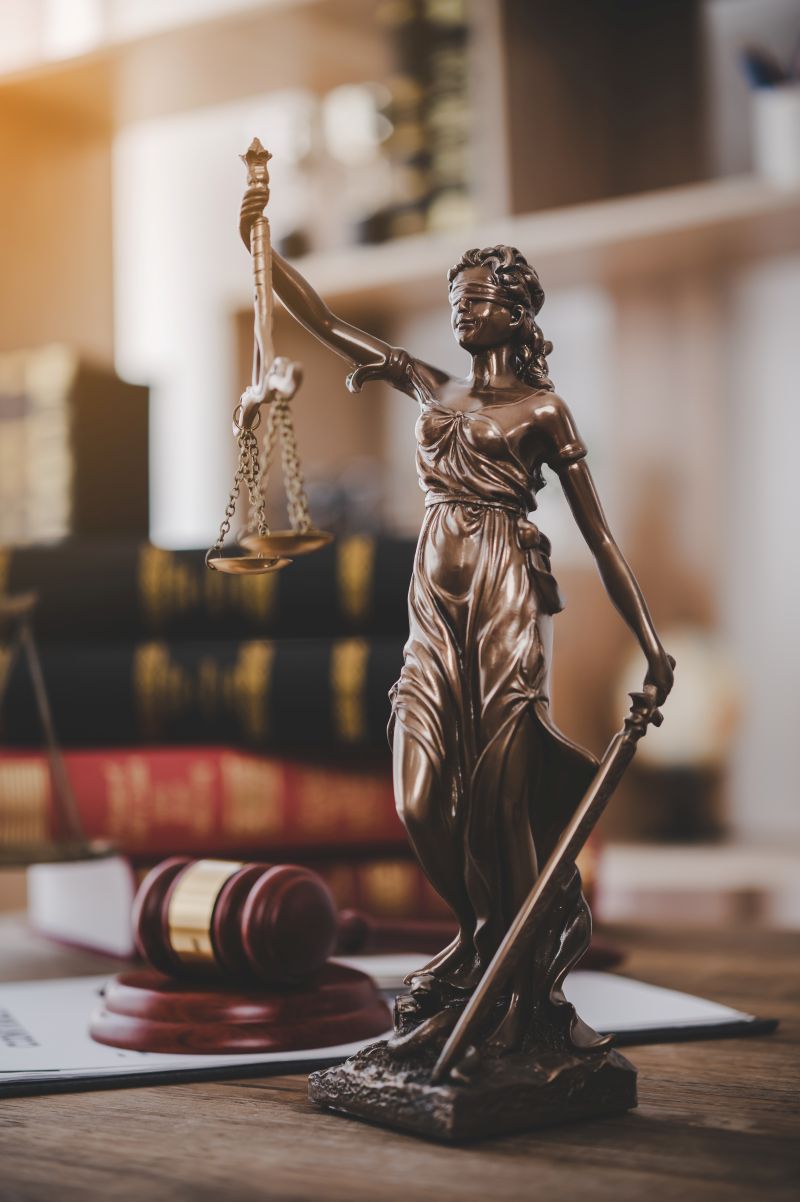 Une statue de dame justice sur un bureau